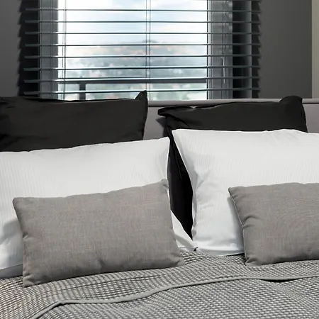 Piekny Widok Na Jezioro I Plaze Parking W Garazu By Renters