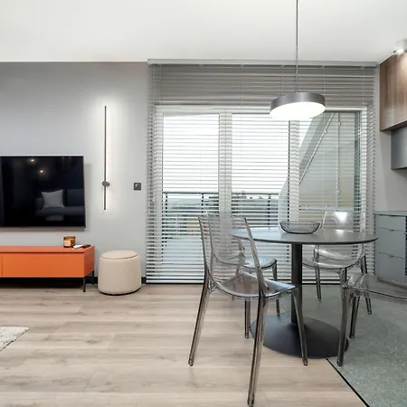 Piekny Widok Na Jezioro I Plaze Parking W Garazu By Renters Apartment Rzeszow