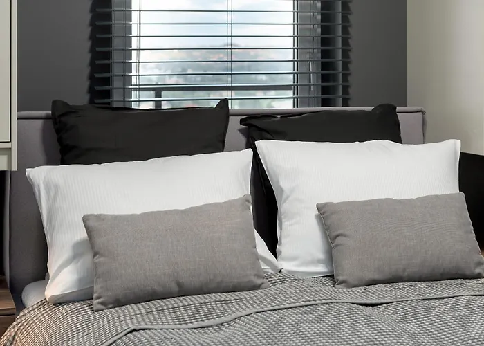 Piekny Widok Na Jezioro I Plaze Parking W Garazu By Renters